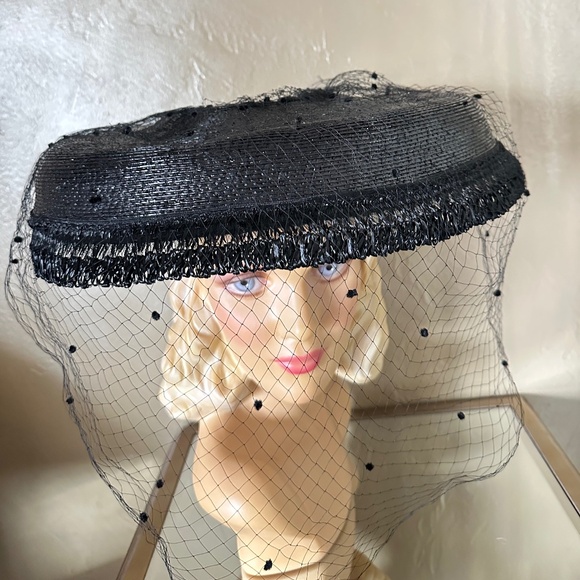 MAGNIFICENT 1950s' BLACK STRAW CARTWHEEL HAT WIITH FULL DOTTED VEIL - Picture 4 of 13
